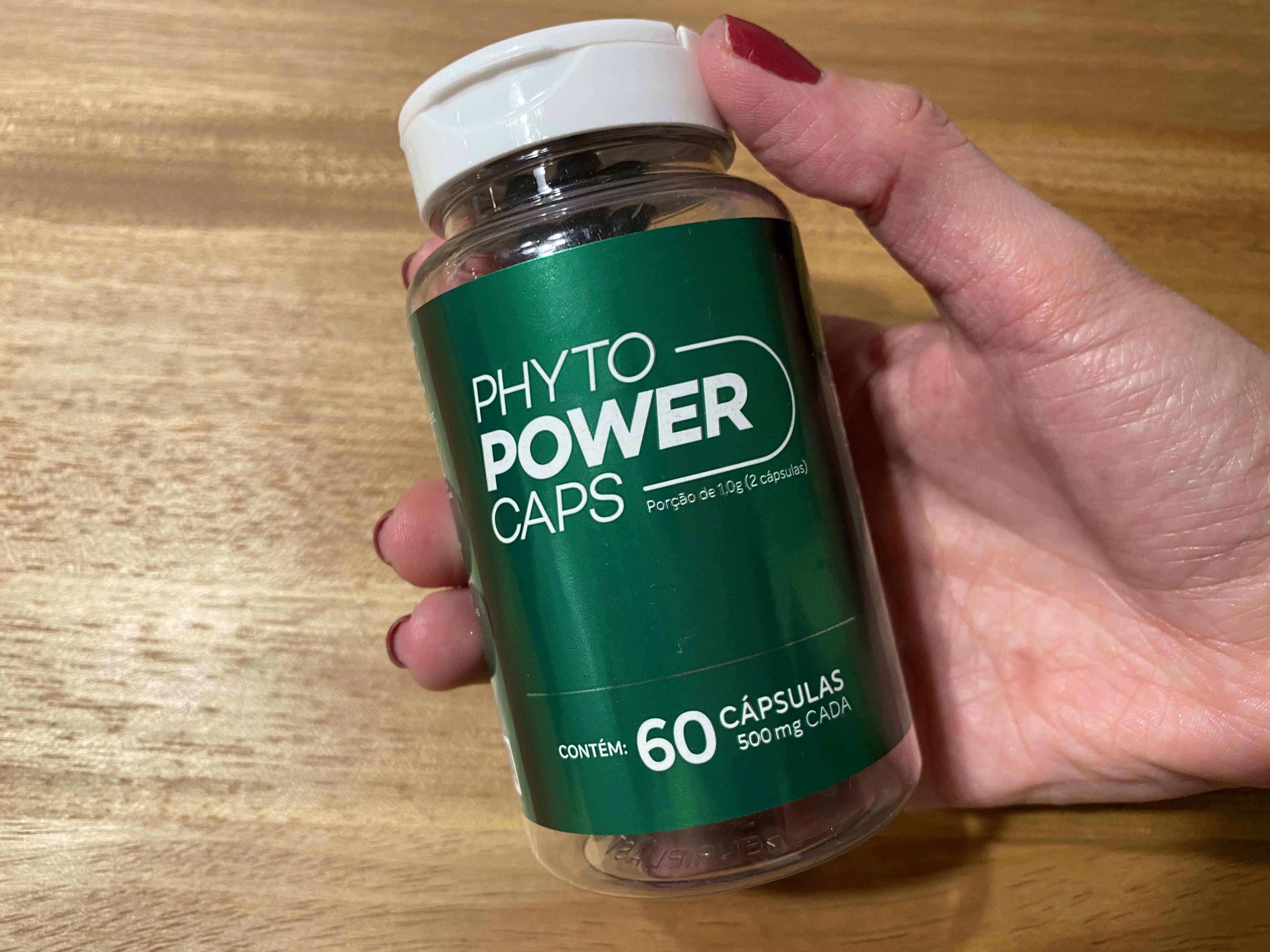 Mulher satisfeita com resultados de emagrecimento usando Phyto Power Caps